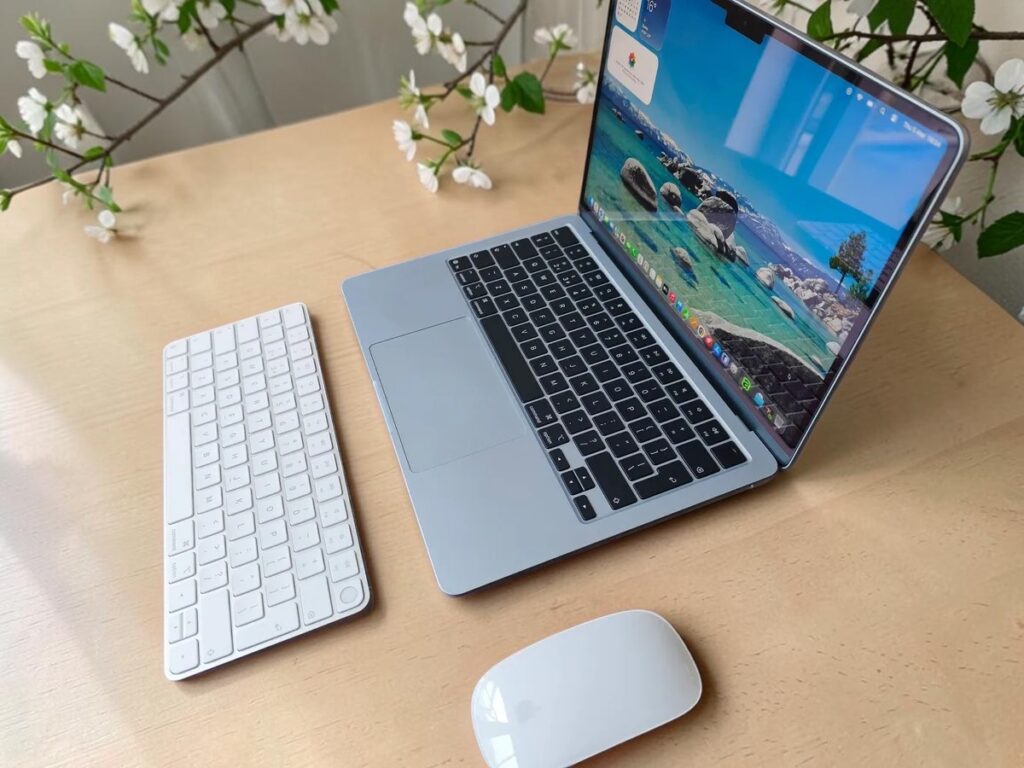 13인치 화면과 휴대성: 맥북 에어 M5를 들고 다니며 느낀 장단점